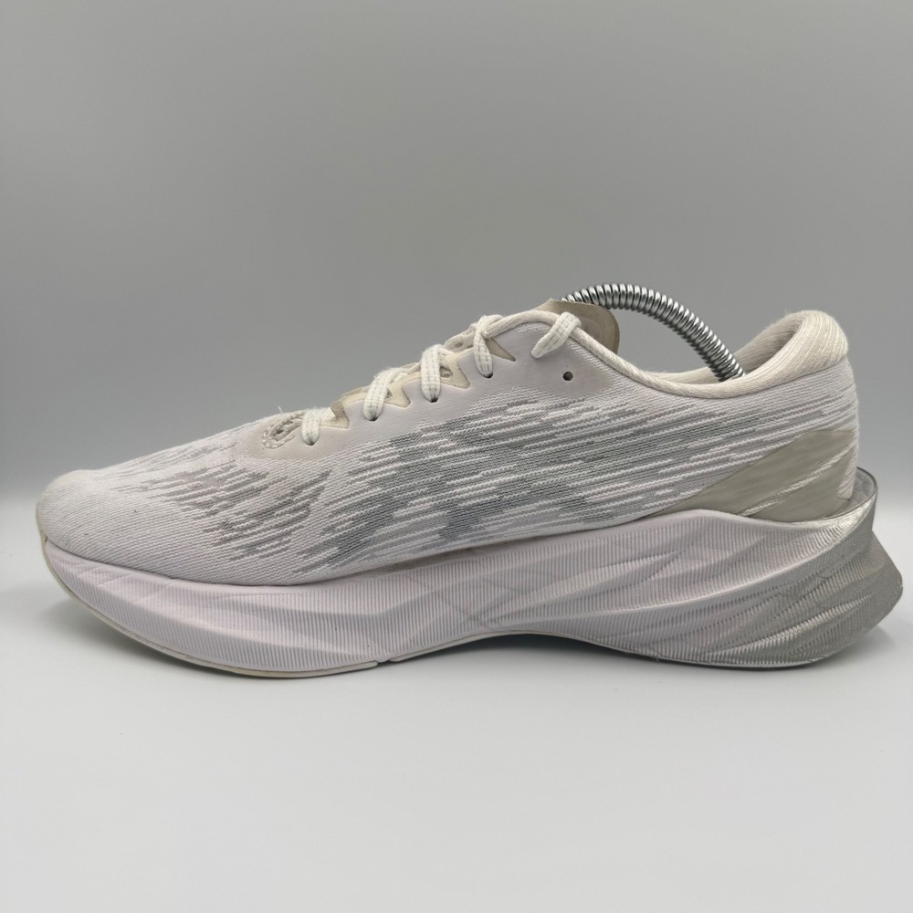 ASICS Novablast 3 Women Size 10.5 Running Shoes 1012B288 White Silver - Picture 2 of 9
